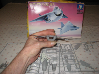 F32 Fighter Aircraft -box